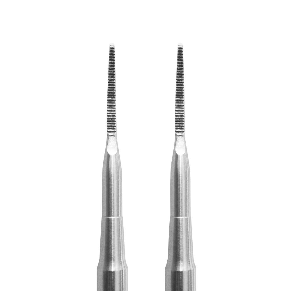 Rasqueta profesional de acero inoxidable con doble punta y microlima fina.