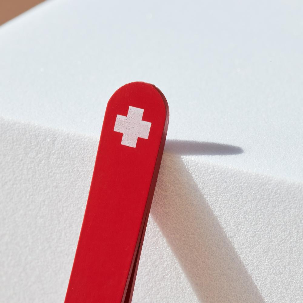 Rubis Swiss Cross Edelstahlpinzette mit schräger Spitze rot