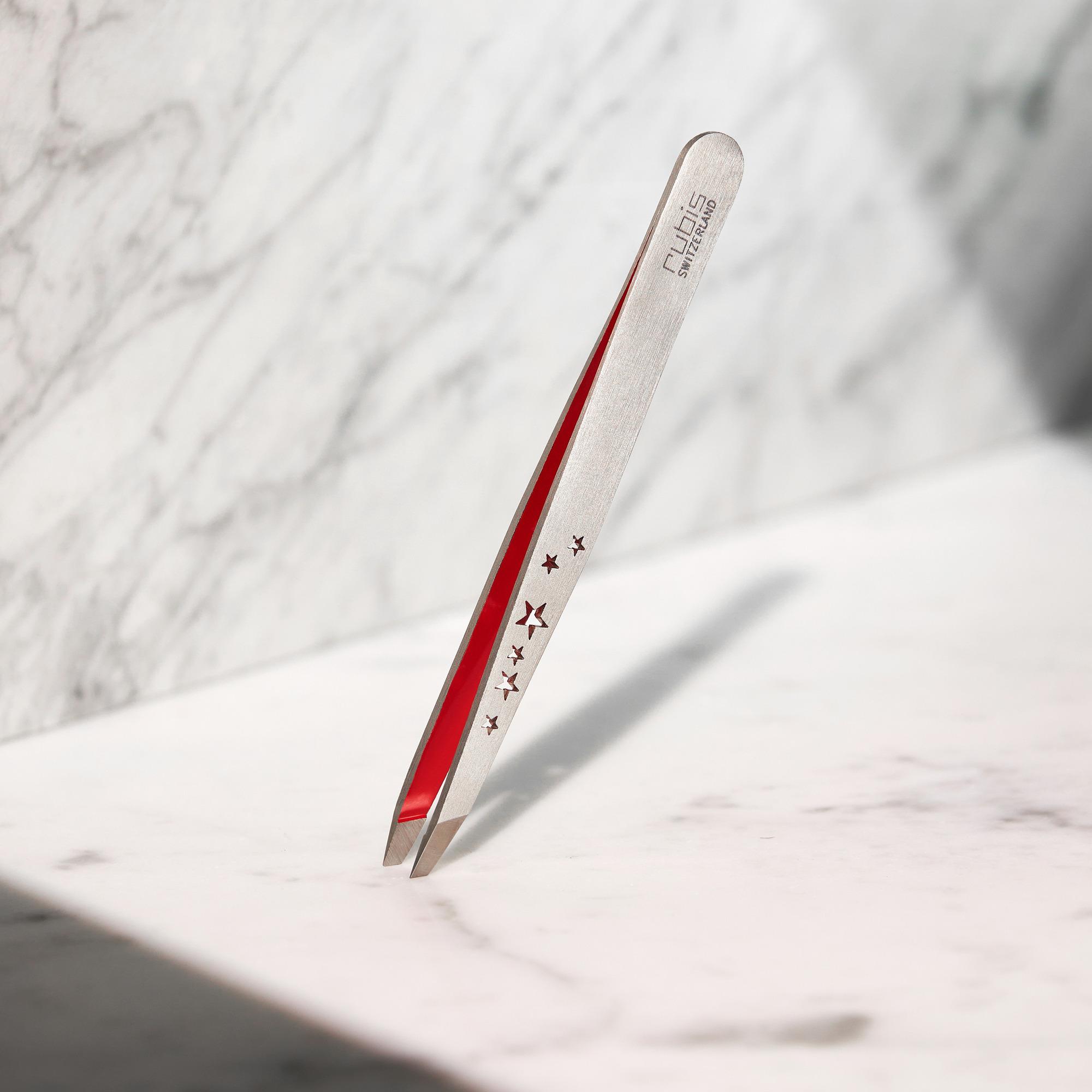 Pince à épiler Rubis en acier inoxydable avec pointe oblique, motifs en forme d'étoiles et intérieur rouge rubis