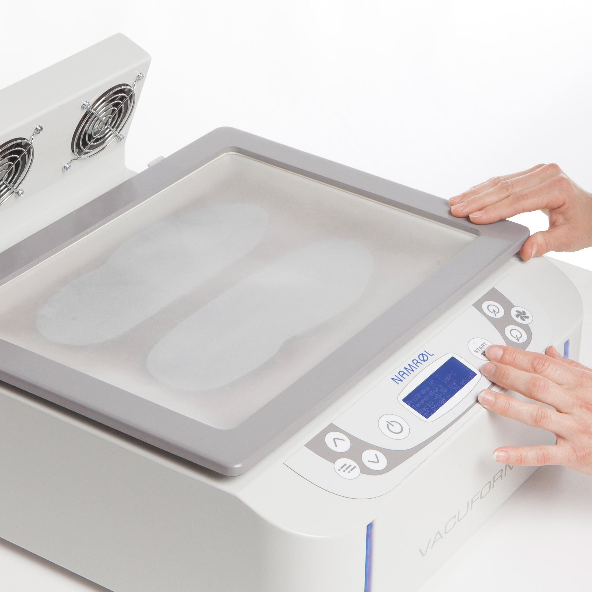 Termoformadora digital con pedal, bomba de vacío y sistema de refrigeración Vacuform.