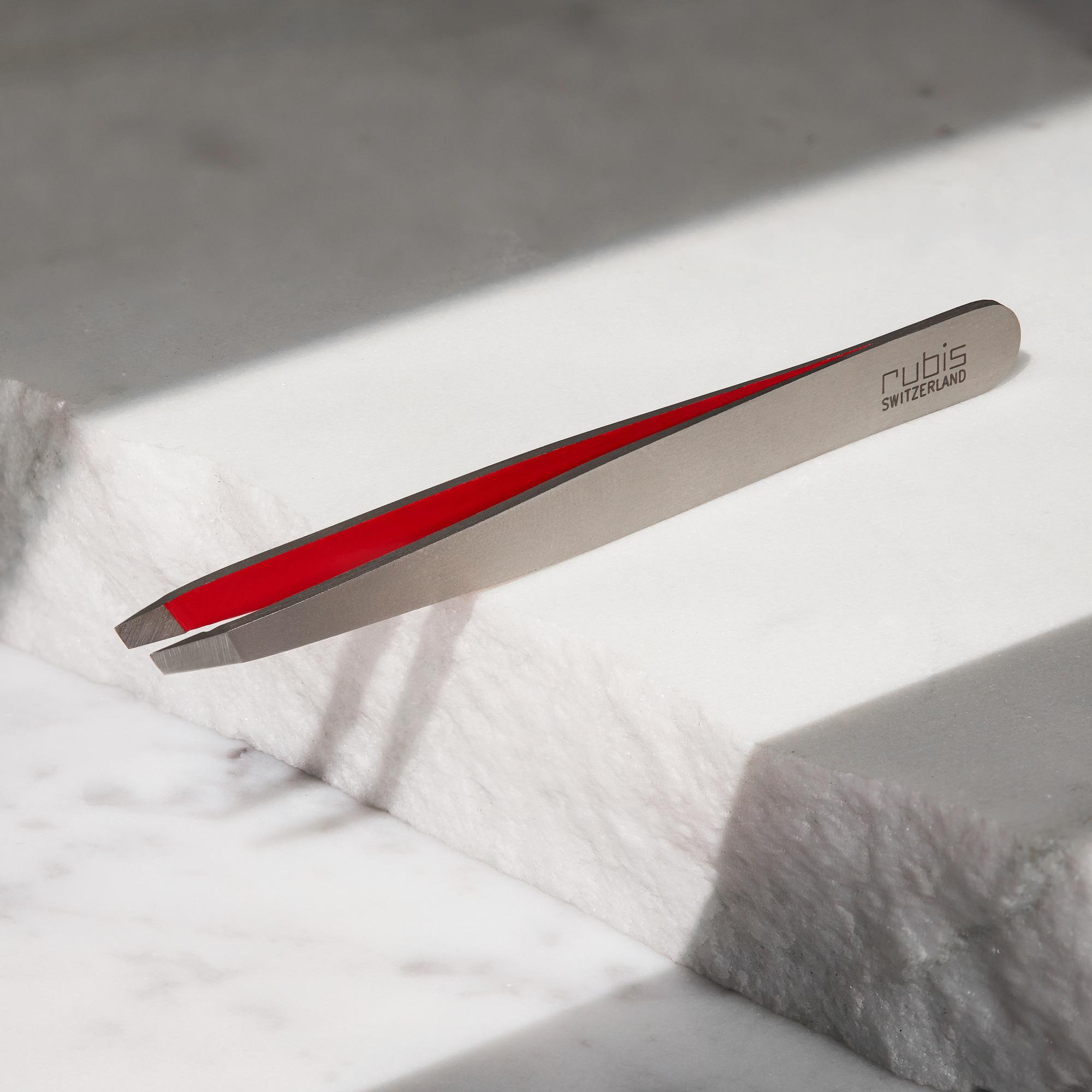 Pince à épiler Rubis en acier inoxydable à pointe oblique et intérieur rouge rubis
