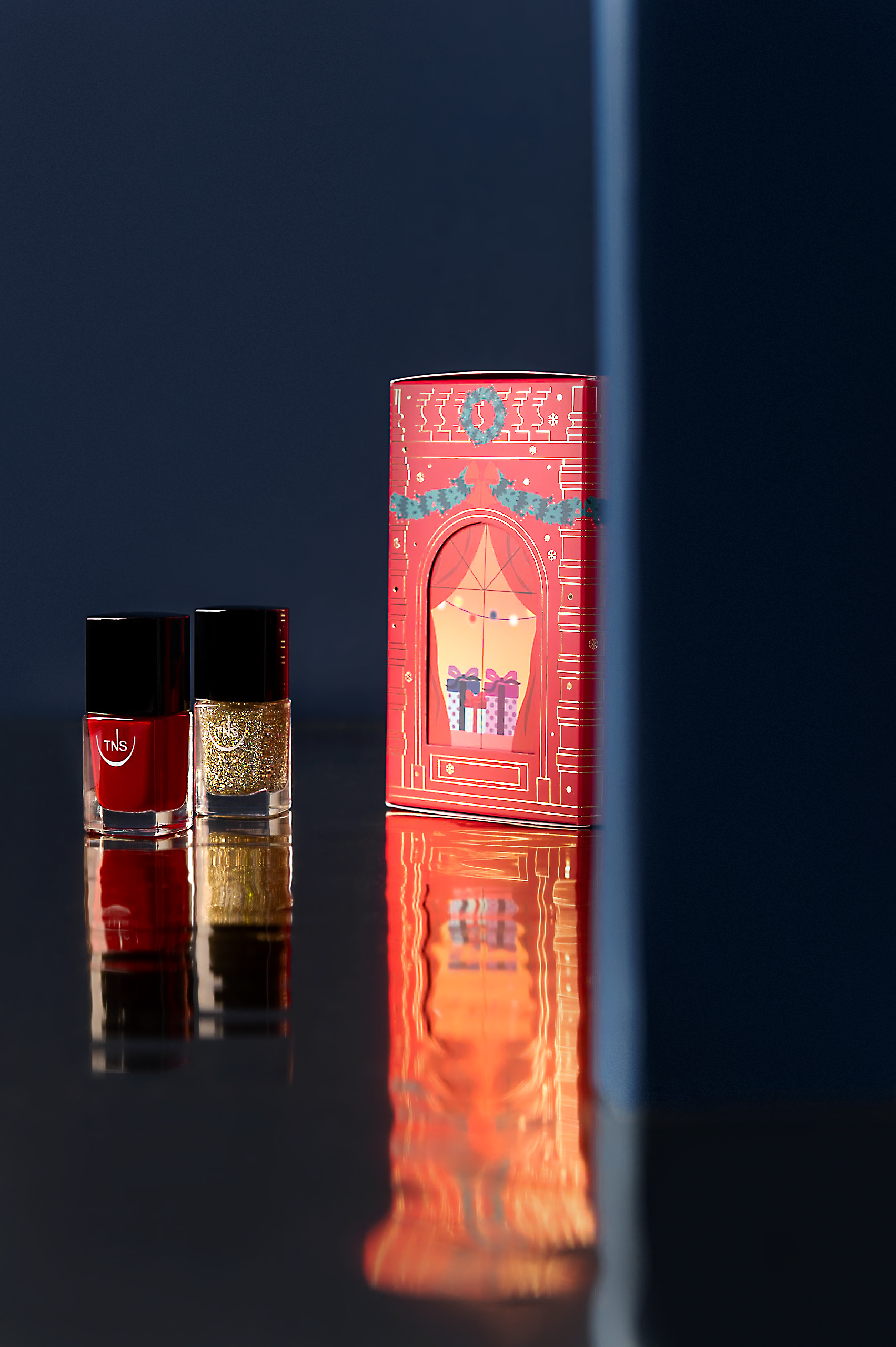 Cofanetto Christmas Beauty Gift con Smalto Rosso scuro e Smalto Glitter Oro TNS