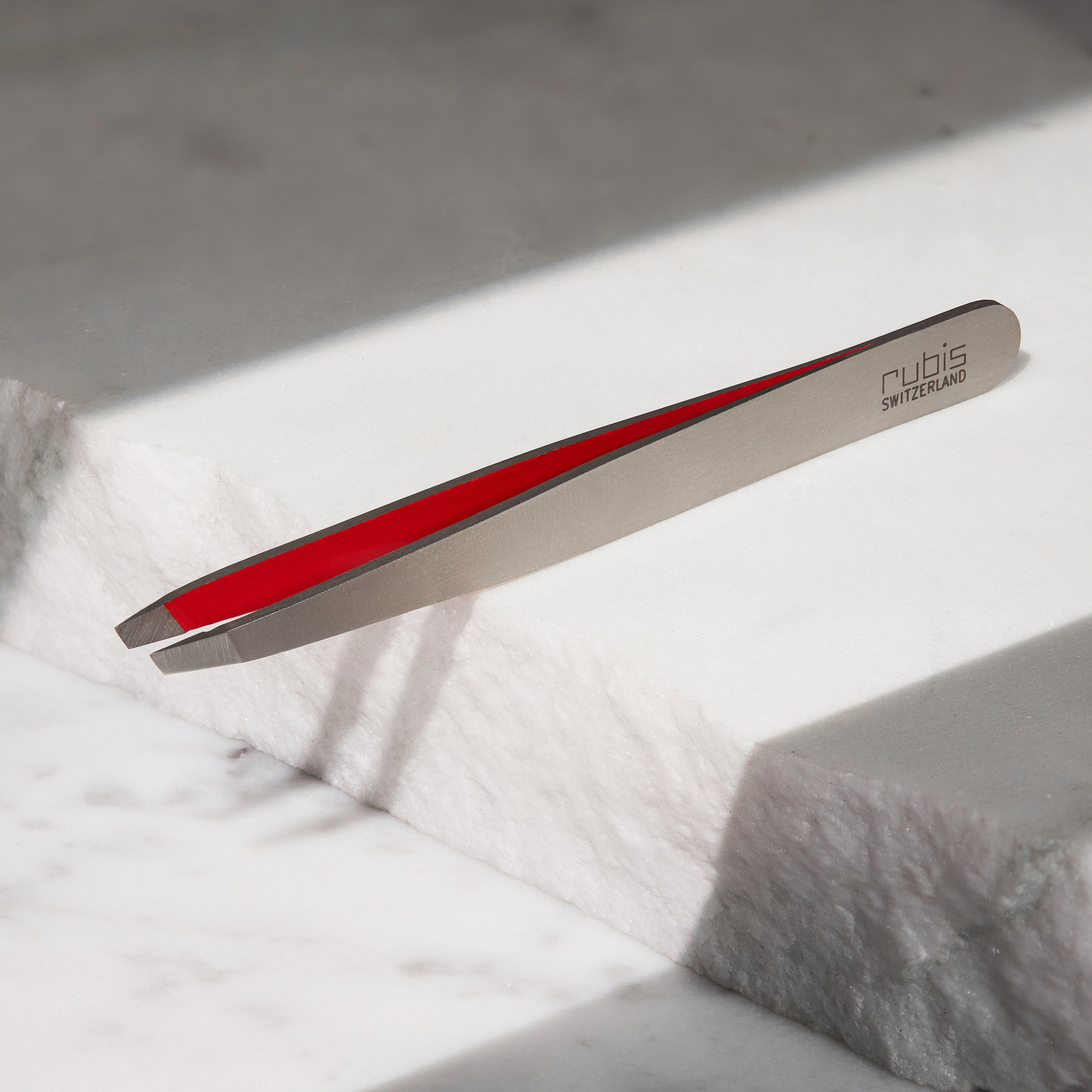 Pince à épiler Rubis en acier inoxydable à pointe oblique et intérieur rouge rubis